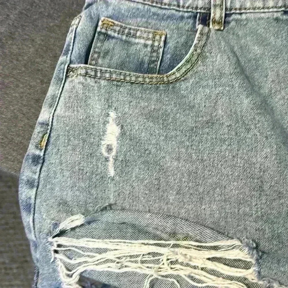 Pretty Little Thing Denim Ripped Jean Short Frayed Bottom. Women’s Size 10 - Picture 12 of 13
